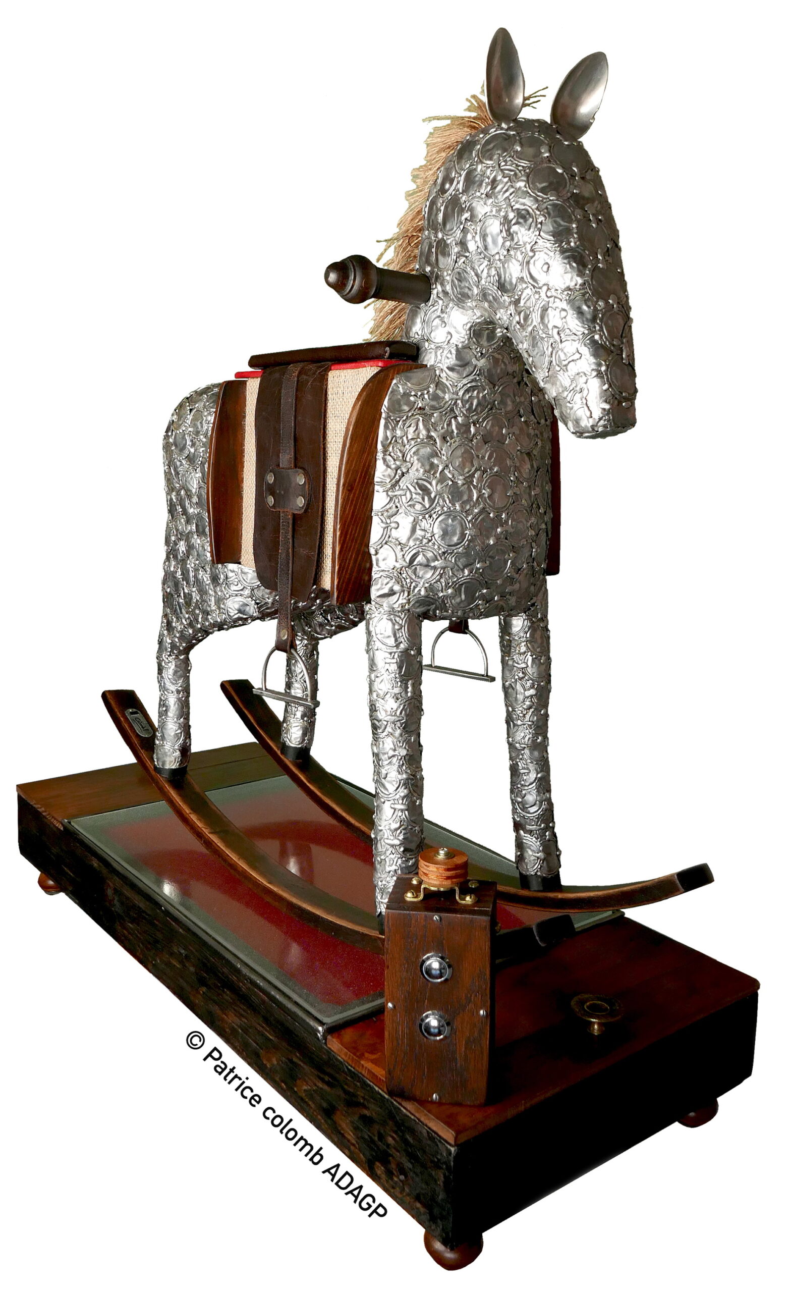 Cheval à basculte œuvre artistique, cheval télécommandé. © Patrice Colomb ADAGP